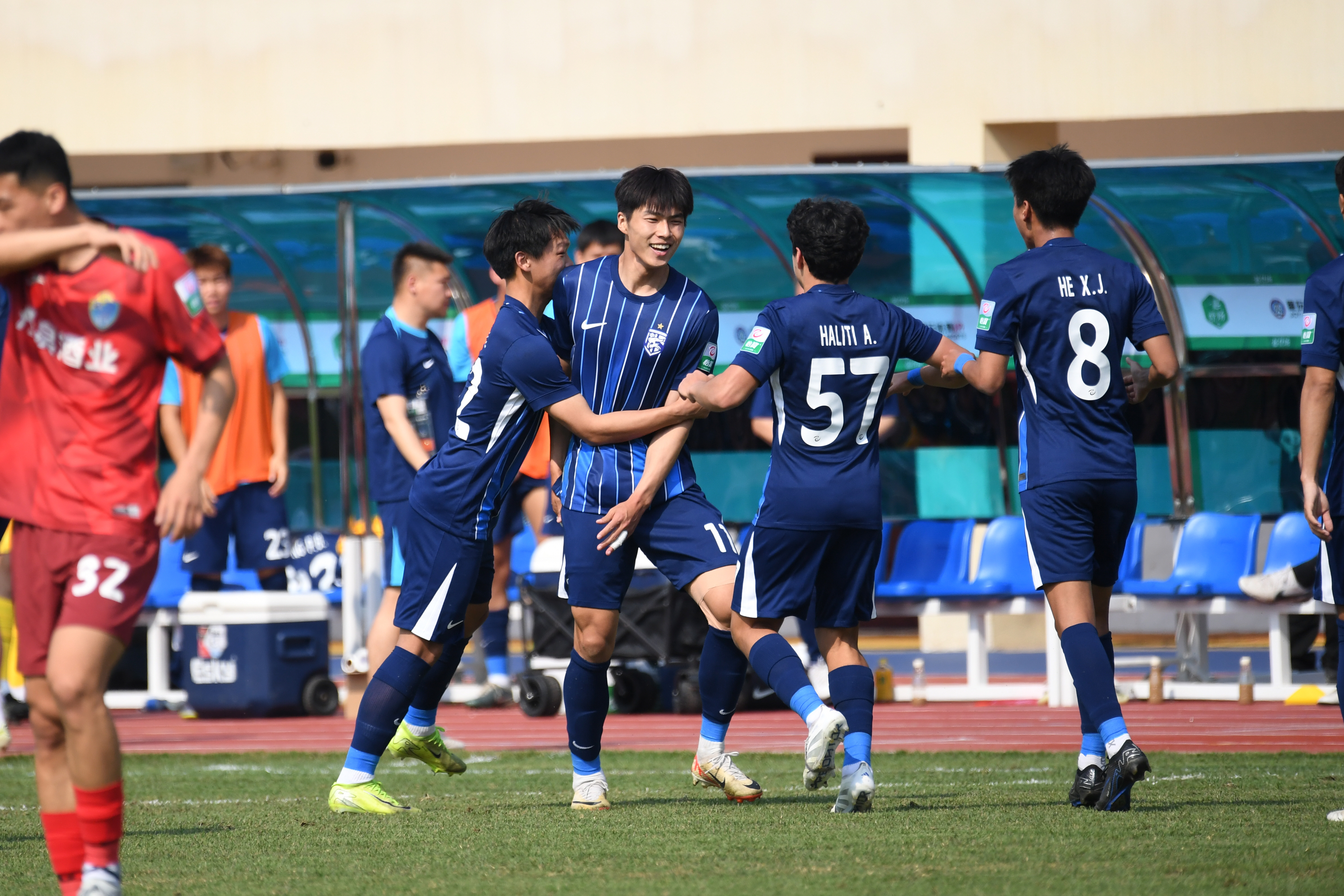 咪咕网站 -武汉三镇训练开放日;清晨绝杀压哨引欢呼;CBA季后赛在即;更衣室氛围转暖的简单介绍