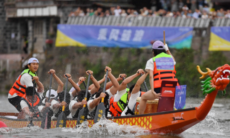 咪咕网站 -武汉三镇训练开放日;清晨绝杀压哨引欢呼;CBA季后赛在即;更衣室氛围转暖的简单介绍