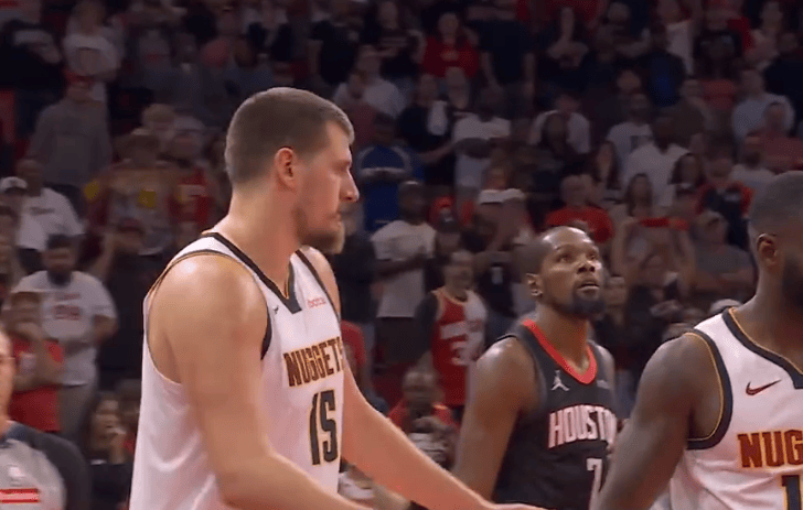 咪咕娱乐 -里昂发布备战花絮;冲刺阶段手感冰凉;NBA常规赛任务艰巨;临场指挥获称赞